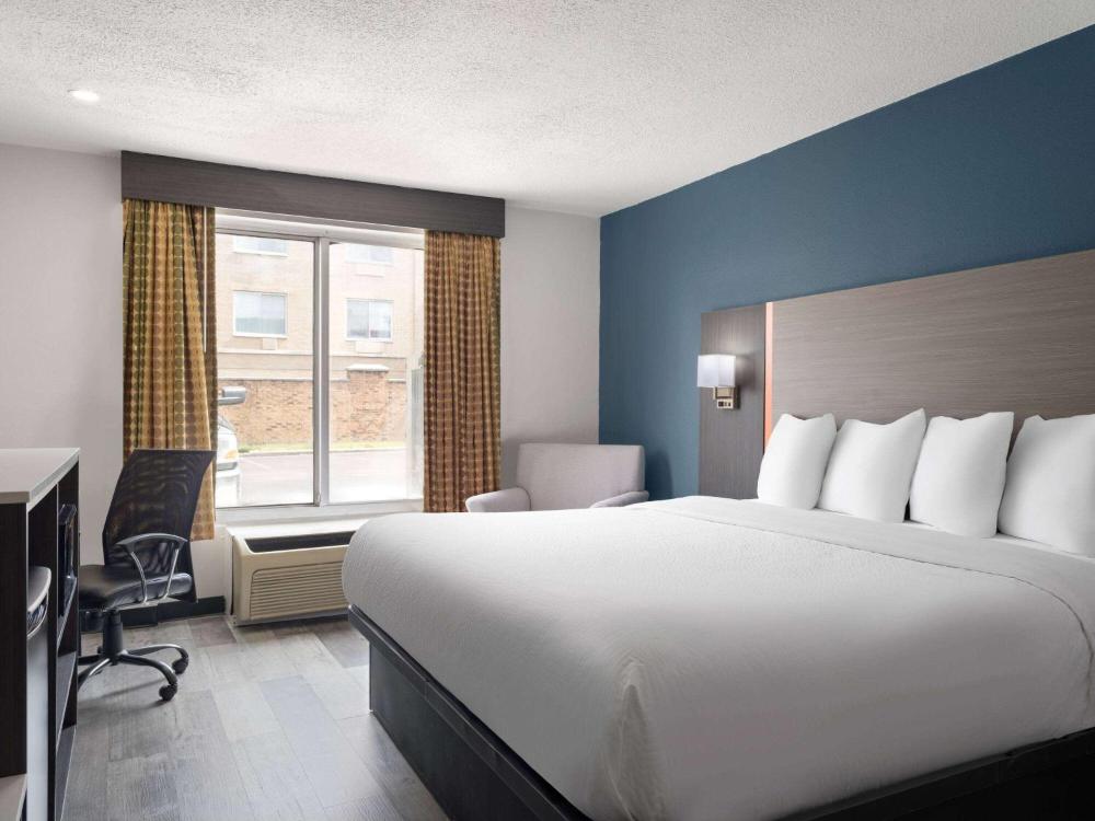King Room with Mobility/Hearing Access and Roll-In Shower, Non-Smoking interior